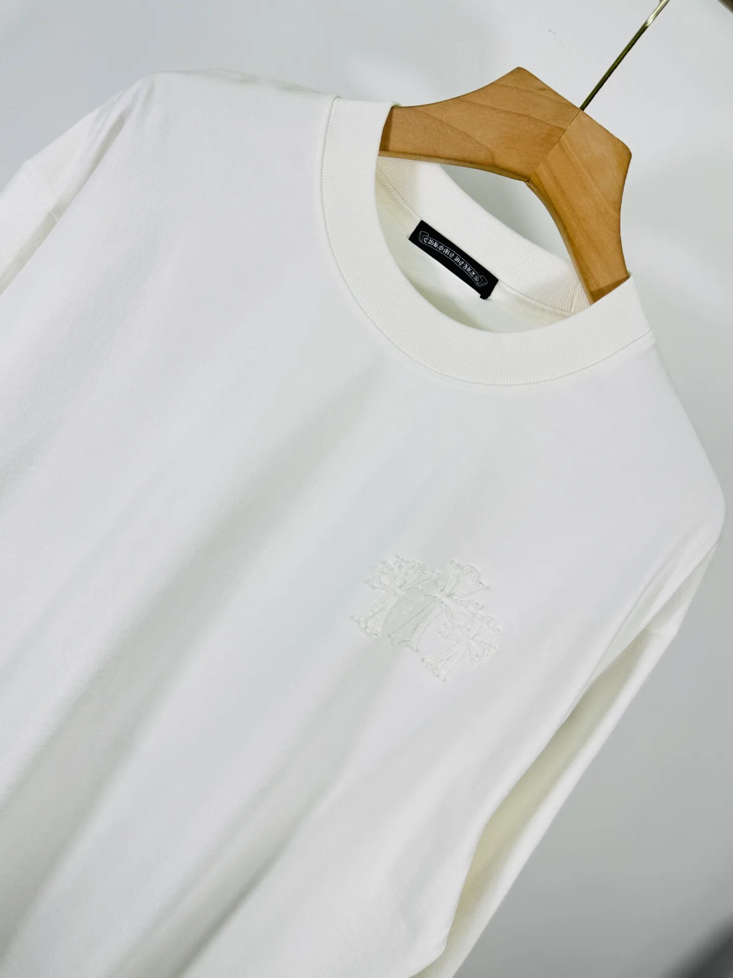 P280 top version, real shot without P, ​​different from market currency) 𝗖𝗵𝗿𝗼𝗺𝗲 𝗛𝗲𝗮𝗿𝘁𝘀/Cro Heart 2025 Autumn and Winter Horseshoe Cross Appliqué Embroidered Couple Casual Long Sleeve 👑The highest version! Customized fabric 320g fabric! Horseshoe cross patch is a best-selling model at the counter and is very comfortable to wear. Accessories: original molded and authenticated collar label➕100% silk wash label. Genuine purchase-grade original hangtag➕matching hanging rope➕3D hanging beads➕original packaging bag. Craftsmanship: The original version has consistent wiring! The highest version of the armhole matching technique! Color: Black White Size: S M L XL XXL